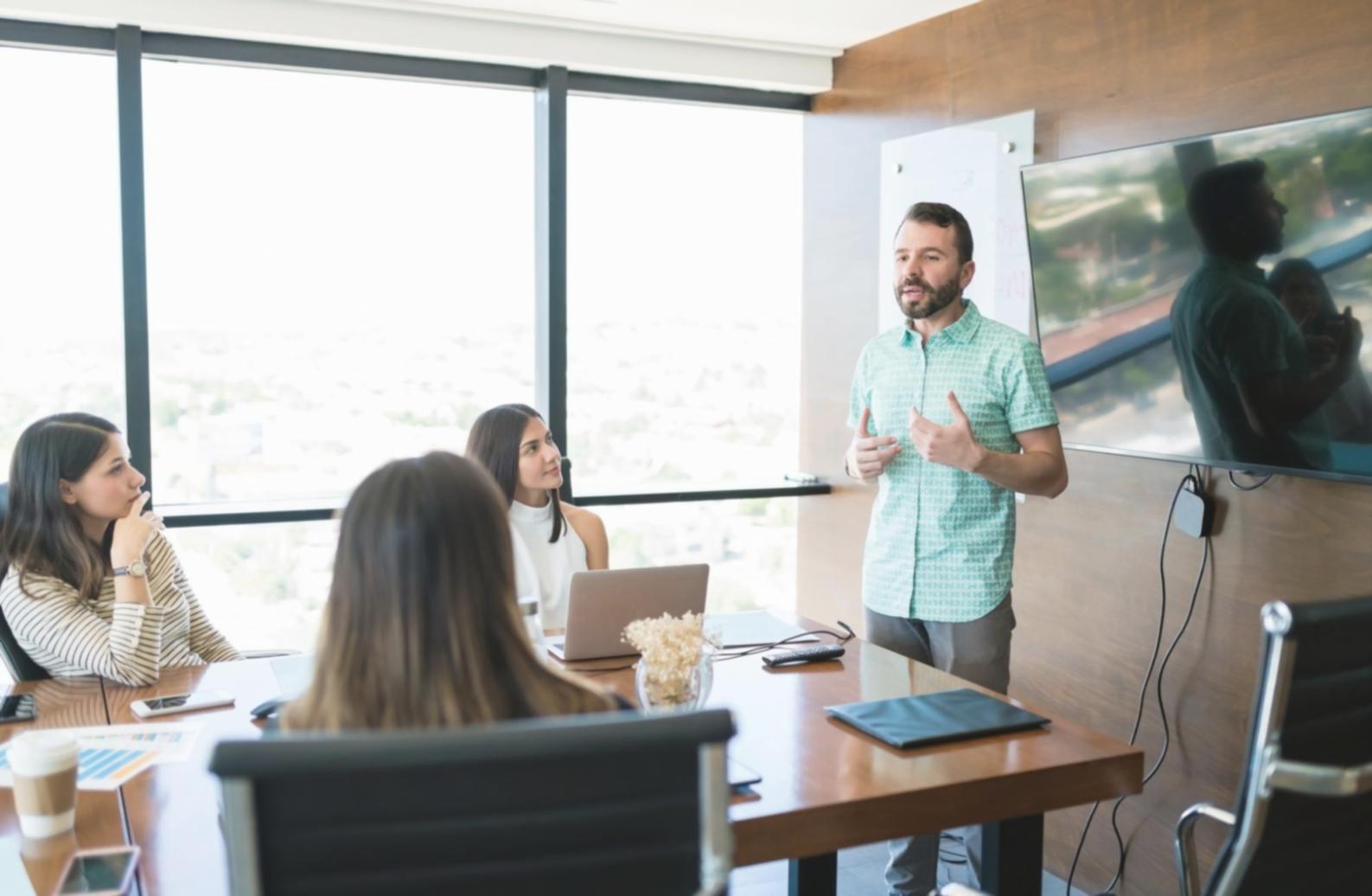 Teilnehmer arbeiten gemeinsam an Finanzplanungs-Übungen während einer Gruppenarbeit